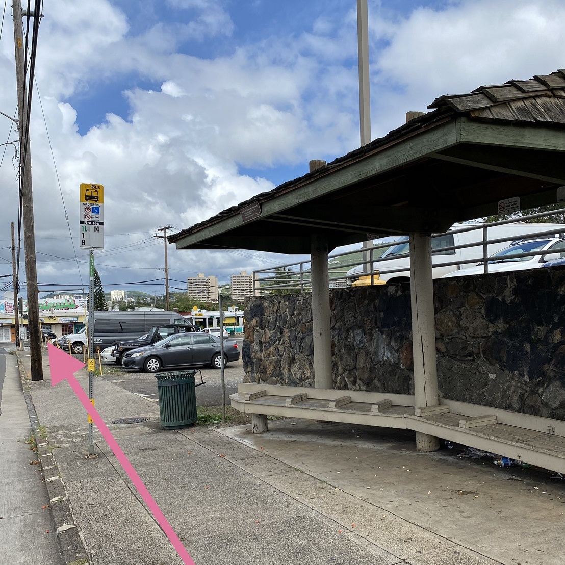 バス停　Bus Stpo waialae st personaltraining gym ハワイパーソナルトレーニングダイエットジム　女性パーソナルトレーナー　女性専用パーソナルトレーニング　ボディメイクジム　ボディメイク　ダイエット シェイプスガールハワイ hawaii personaltrainer