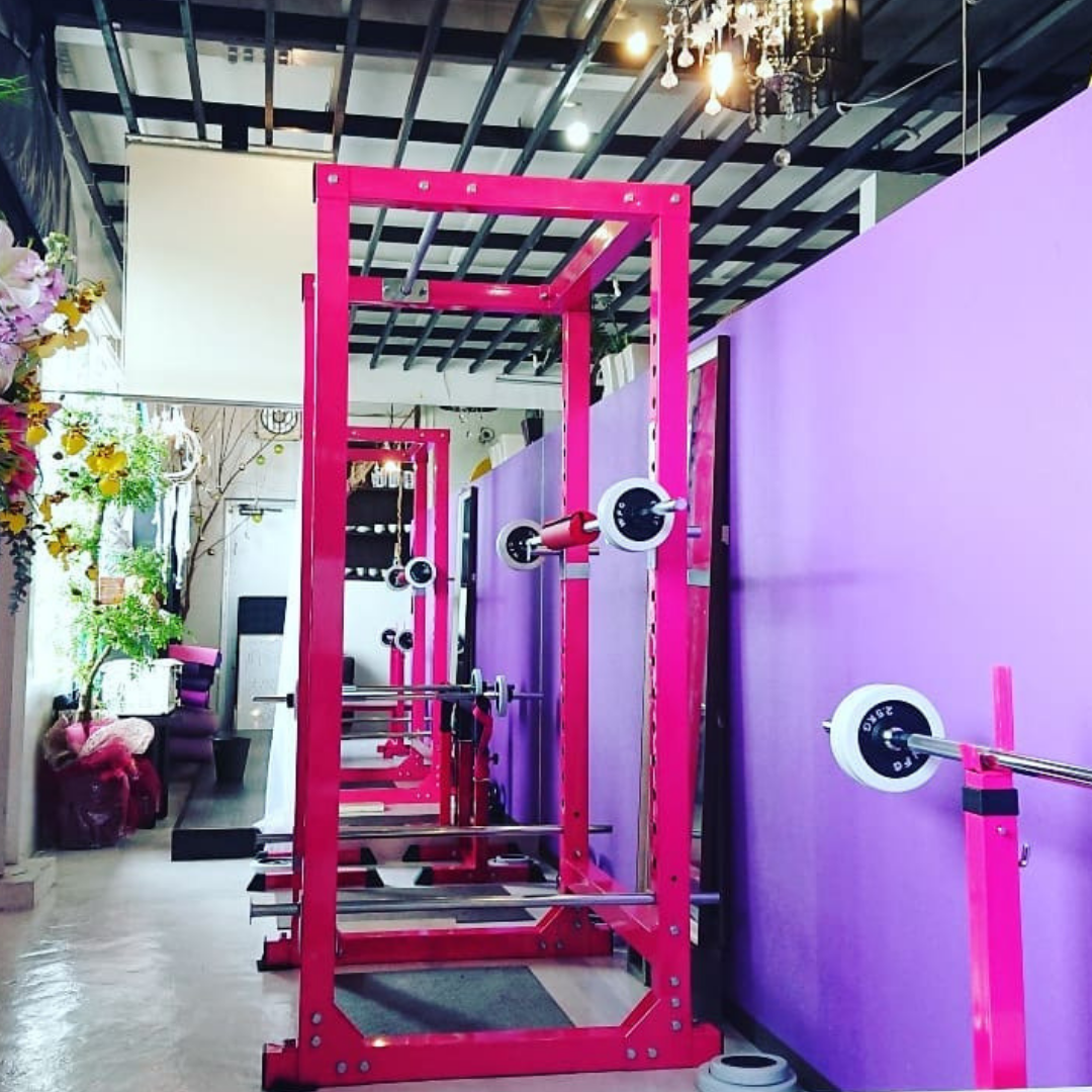 シェイプスガール沖縄うるまのボディメイクジムの施設とピンク色のおしゃれなトレーニング器具