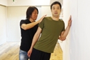 【Tシャツの似合う身体づくり1】腕の筋肉を増やす“簡単”片手腕立て伏せ｜パーソナルトレーナー監修