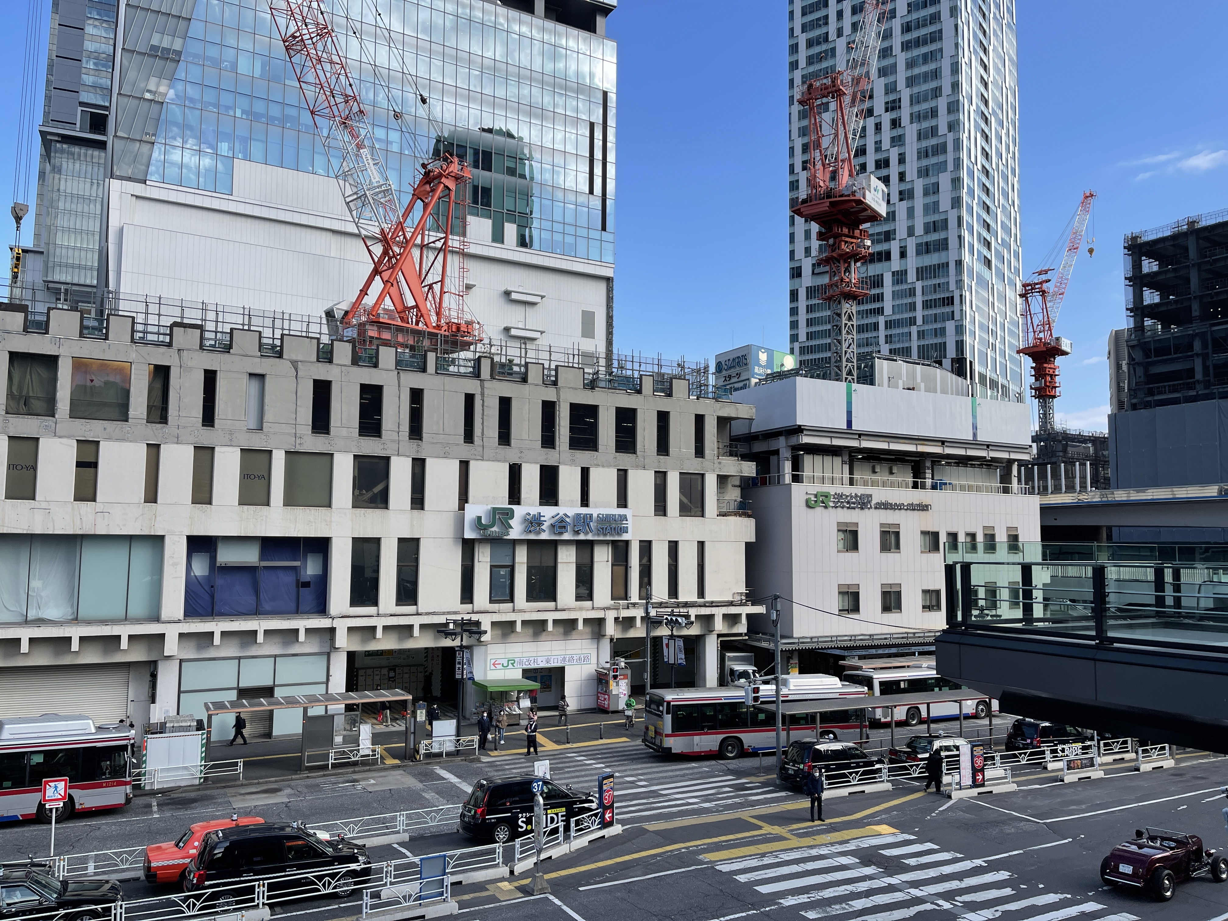 渋谷駅南口の道路とバス
