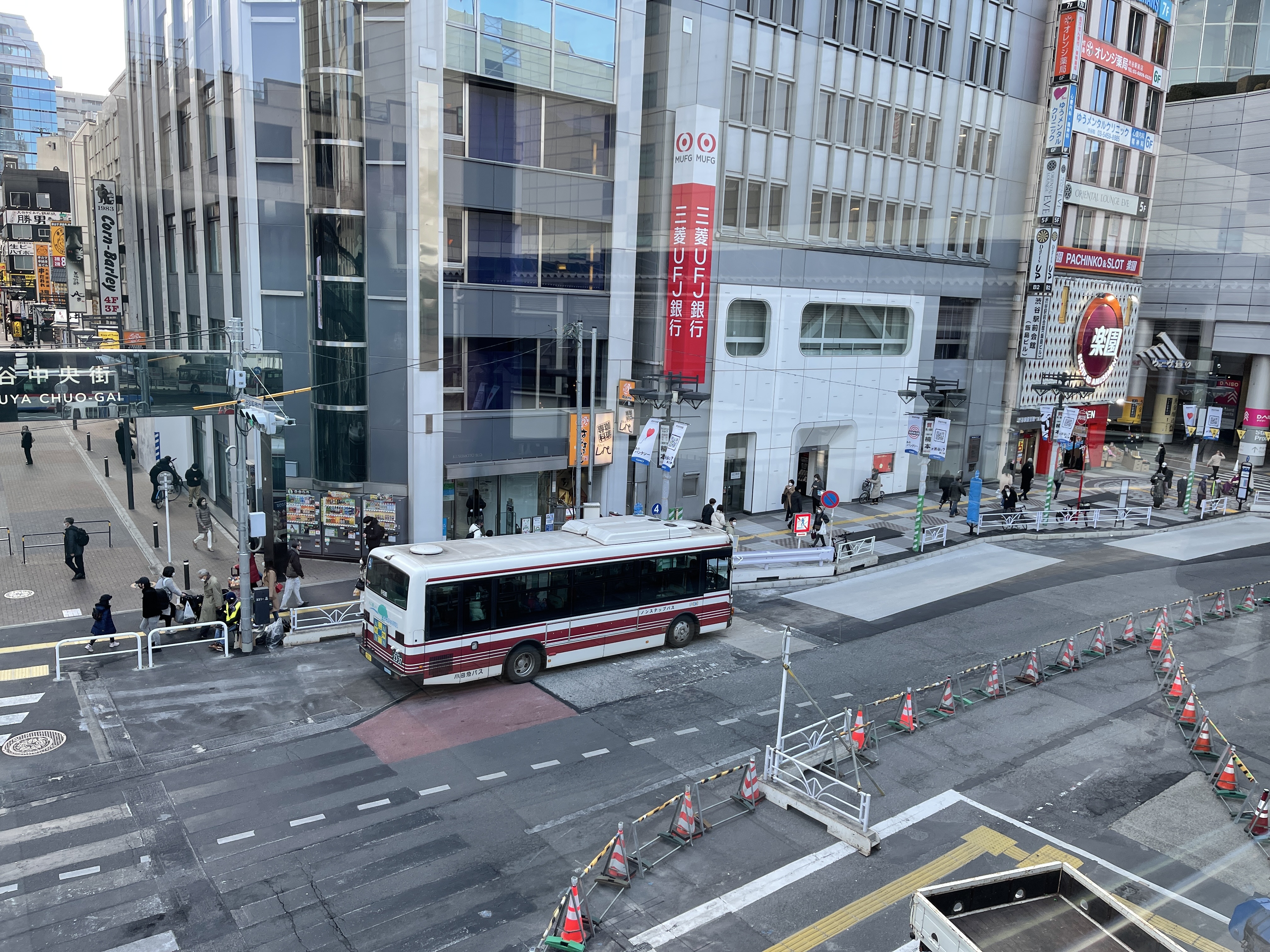 渋谷駅を通路二階から見た写真