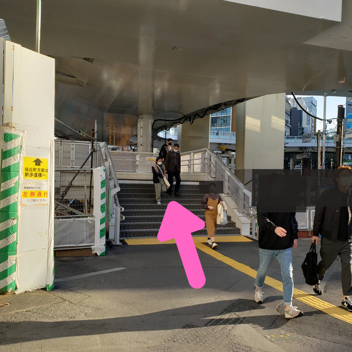 渋谷駅西口歩道橋階段から女性専用パーソナルトレーニングジムShapesGirlへ向かう
