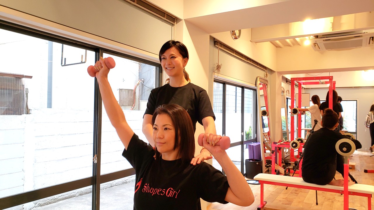 女性パーソナルトレーナーと楽しくボディメイク中　渋谷パーソナルトレーニングジム　ダイエットジム渋谷　ボディメイクジム渋谷