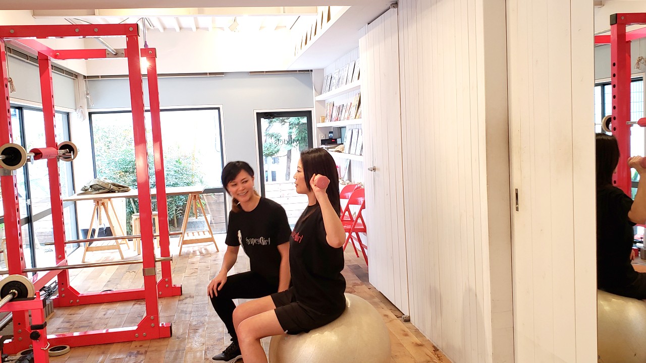 女性パーソナルトレーナーと渋谷パーソナルトレーニングジム　ダイエットジム渋谷　ボディメイクジム木