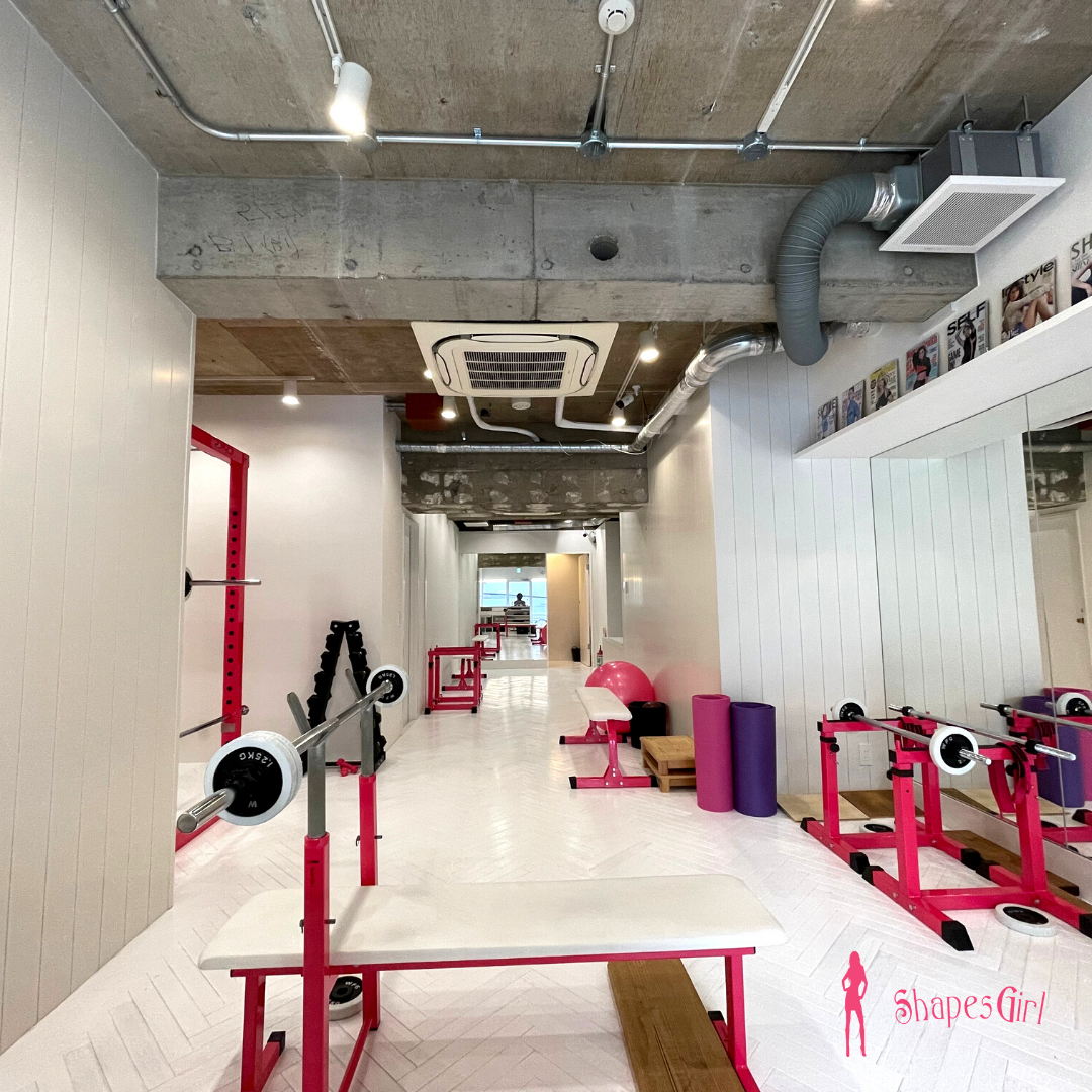 ピンク器具と白い店舗のシェイプスガール渋谷